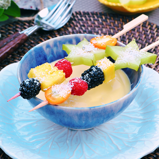 Sopa fría de chocolate blanco y maracuyá con brochetas de frutas tropicales