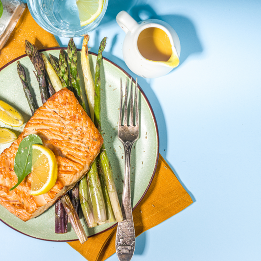 Salmón a la plancha con espárragos y salsa de melocotón