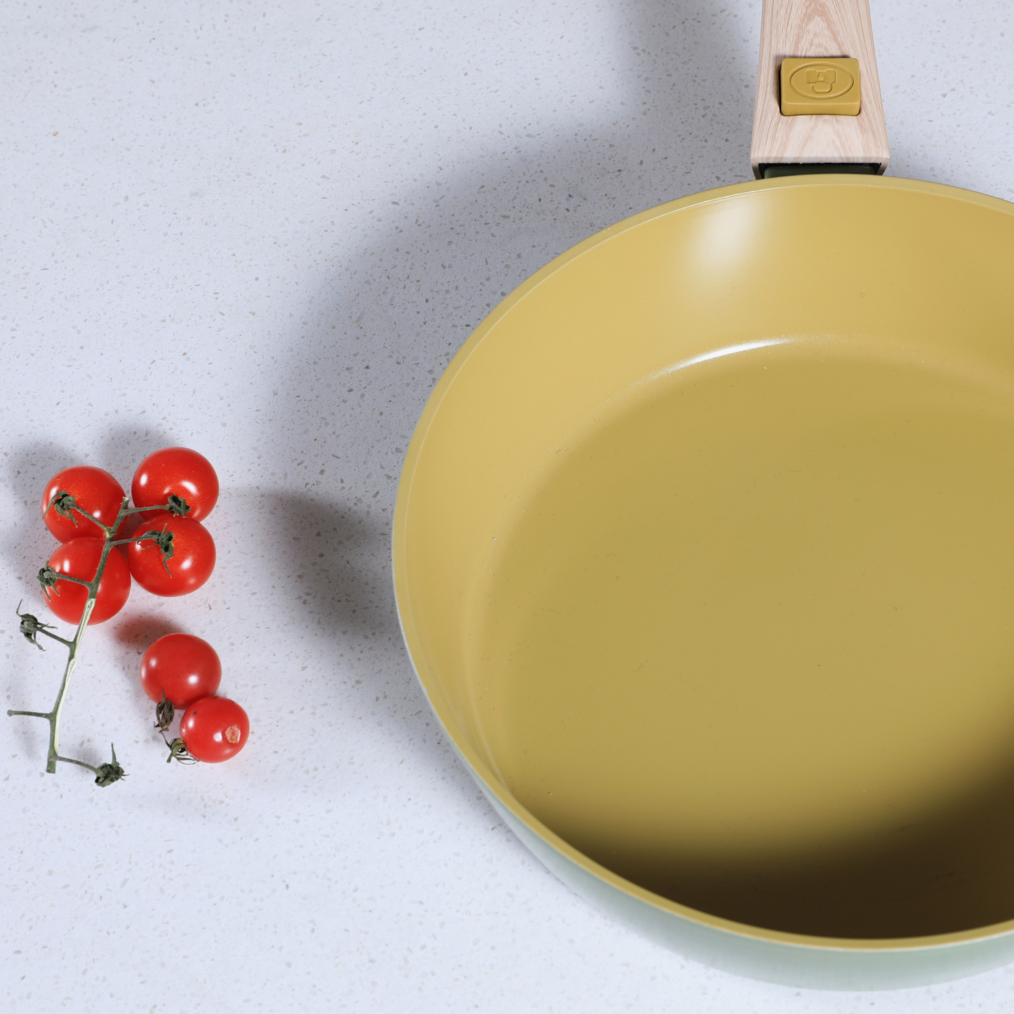 AmVegan deep frying pan with removable handle, suitable for oven and all types of cookers, including induction