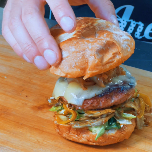 Hamburguesa de cebolla, pimiento y alcachofa caramelizada