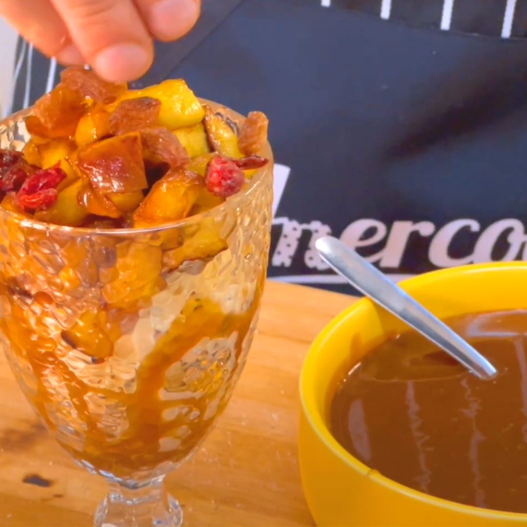 Copa de helado con manzana y tofi