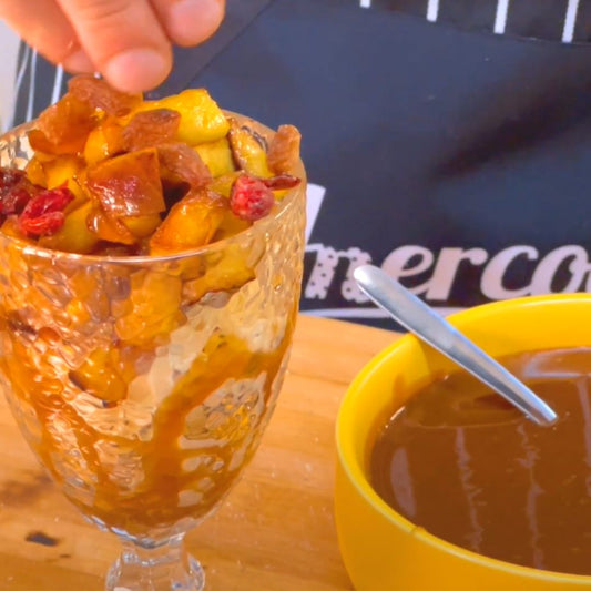 Copa de helado con manzana y tofi
