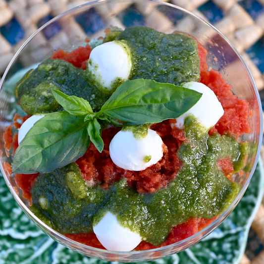 Granizado de tomate con mozzarela y pesto