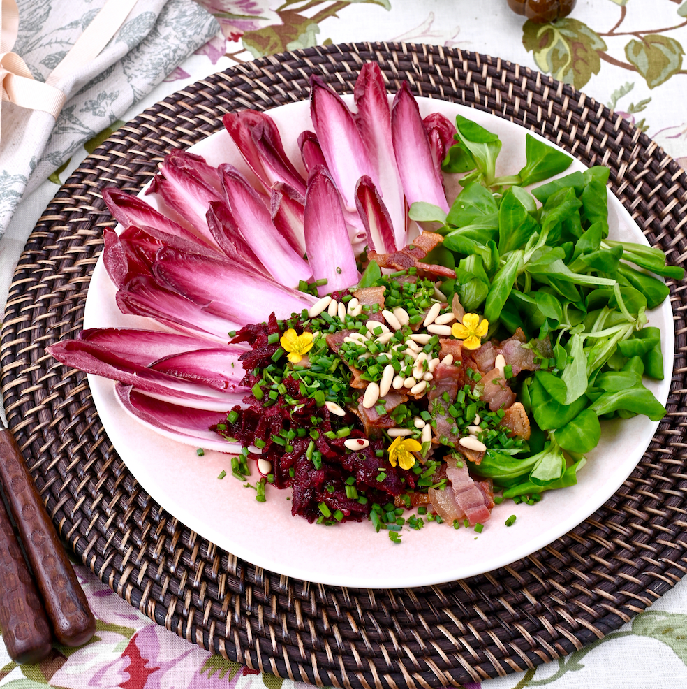 Colores en tu plato: ensalada de endivias rojas, remolacha y hierbas verdes