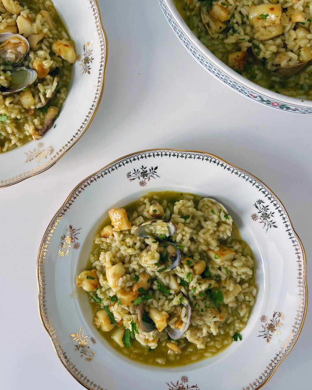 Arroz caldoso en salsa verde con almejas y sepia