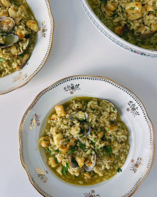 Arroz caldoso en salsa verde con almejas y sepia