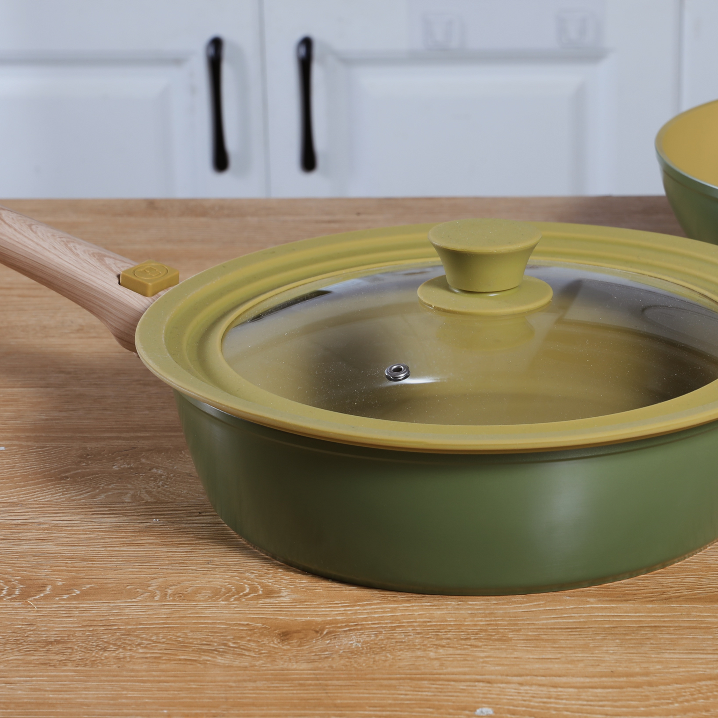 AmVegan silicone lid adaptable to any type of frying pan and saucepan 