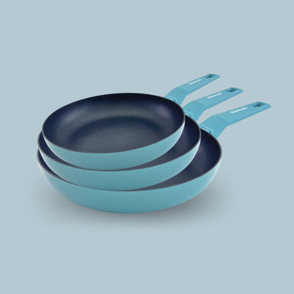 Juego de 3 sartenes COLORS azul cielo de 20, 24 y 28 cms Ø, aptas para todo tipo de cocina incluso inducción